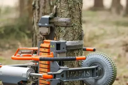 Maschine zum Entasten von Bäumen als Weltneuheit vorgestellt
